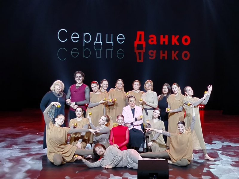 Молодые артисты Губернаторского колледжа на сцене учебного театра Кемеровского филиала Российского государственного института сценических искусств