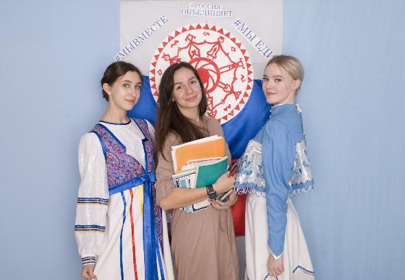 Фотозона ко Дню народного единства открылась в Губернаторском колледже