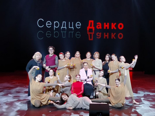 Молодые артисты Губернаторского колледжа на сцене учебного театра Кемеровского филиала Российского государственного института сценических искусств