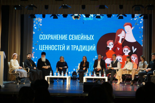 В Губернаторском колледже дан старт Году семьи 