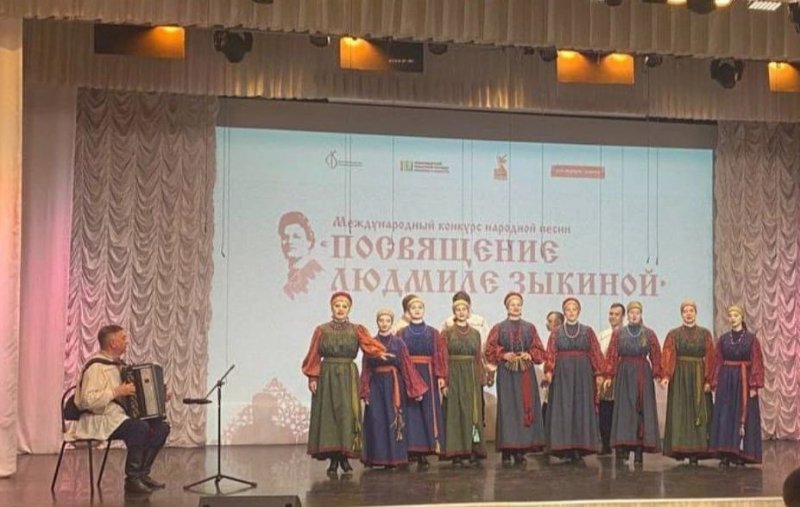 На красную дорожку победителей выходят наши вокалисты-народники