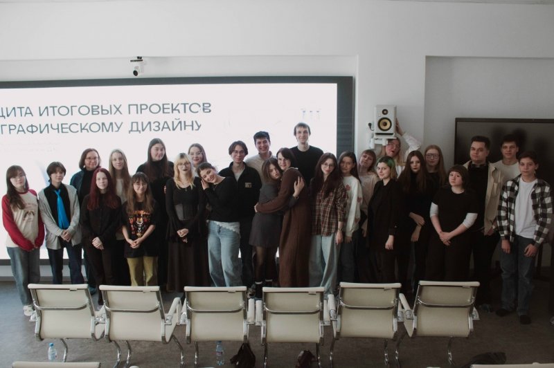 Творческий диалог поколений: в Губернаторском колледже прошел день профориентации для юных художников.