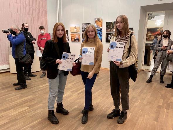 Преподаватели и студенты Губернаторского колледжа участвуют в выставке фотоконкурса «Призма»