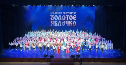 Вокалисты Губернаторского колледжа на сцене Государственного Кремлёвского дворца