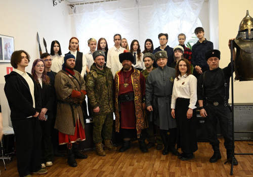 Накануне Дня защитника Отечества в колледже прошла выставка казачьего обмундирования и оружия